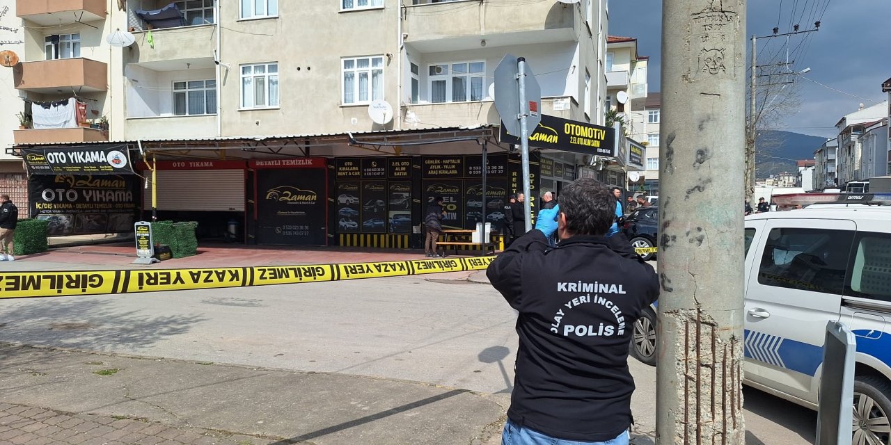 İş Yerinde Silahlı Saldırıya Uğrayan Oto Galerici, Yaralandı