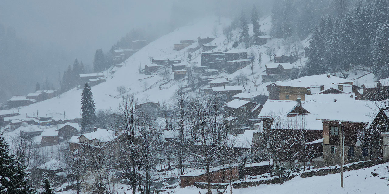 Rize'nin yüksek kesimlerine kar yağdı