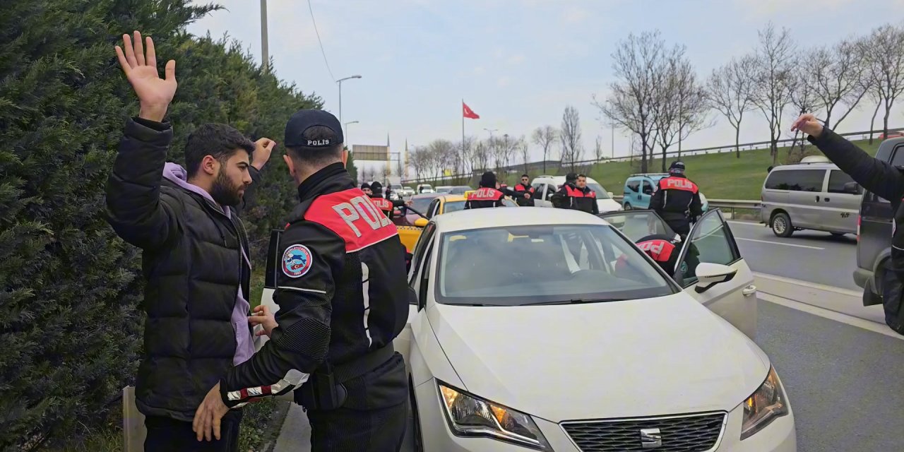 İstanbul-esenler'de Üzerinde Uyuşturucu Madde Bulunan Bir Kişi Gözaltına Alındı