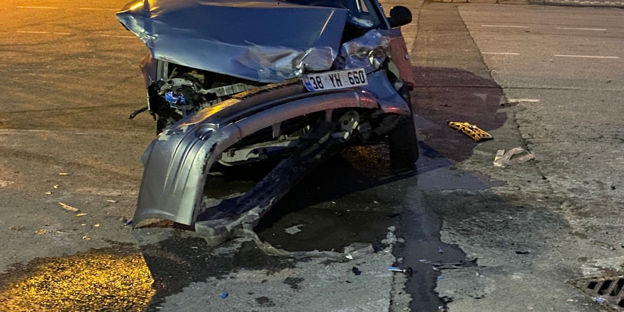 Kayseri’de İşçi Servisi İle Otomobil Çarpıştı: 3 Yaralı