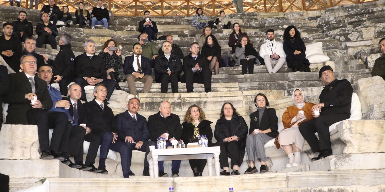 Pamukkale Hierapolis Ören Yeri, Gece Müzeciliği Projesi Kapsamında Işıklandırıldı