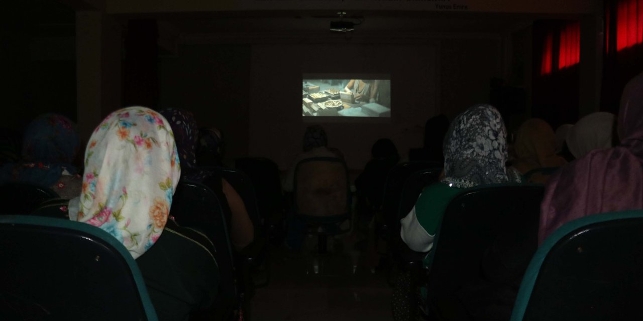 Kadınlar Köy Okulunun Konferans Salonunda İlk Kez Sinema İle Buluştu