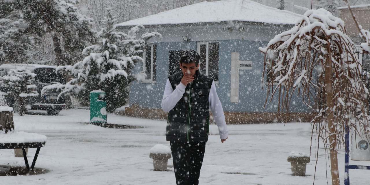 Van'da Kardan Kapanan 179 Yerleşim Yerinin Yolu Ulaşıma Açıldı