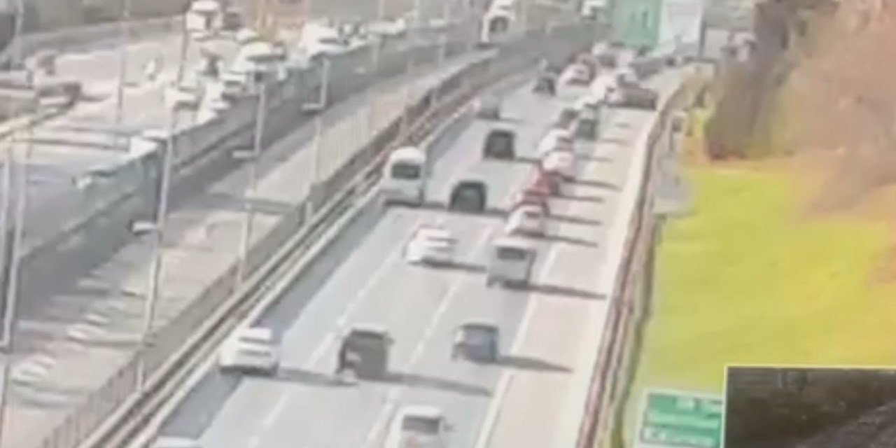 İstanbul - Üsküdar'da Otomobilin Motosikletliye Çarptığı Kazanın Görüntüleri Ortaya Çıktı