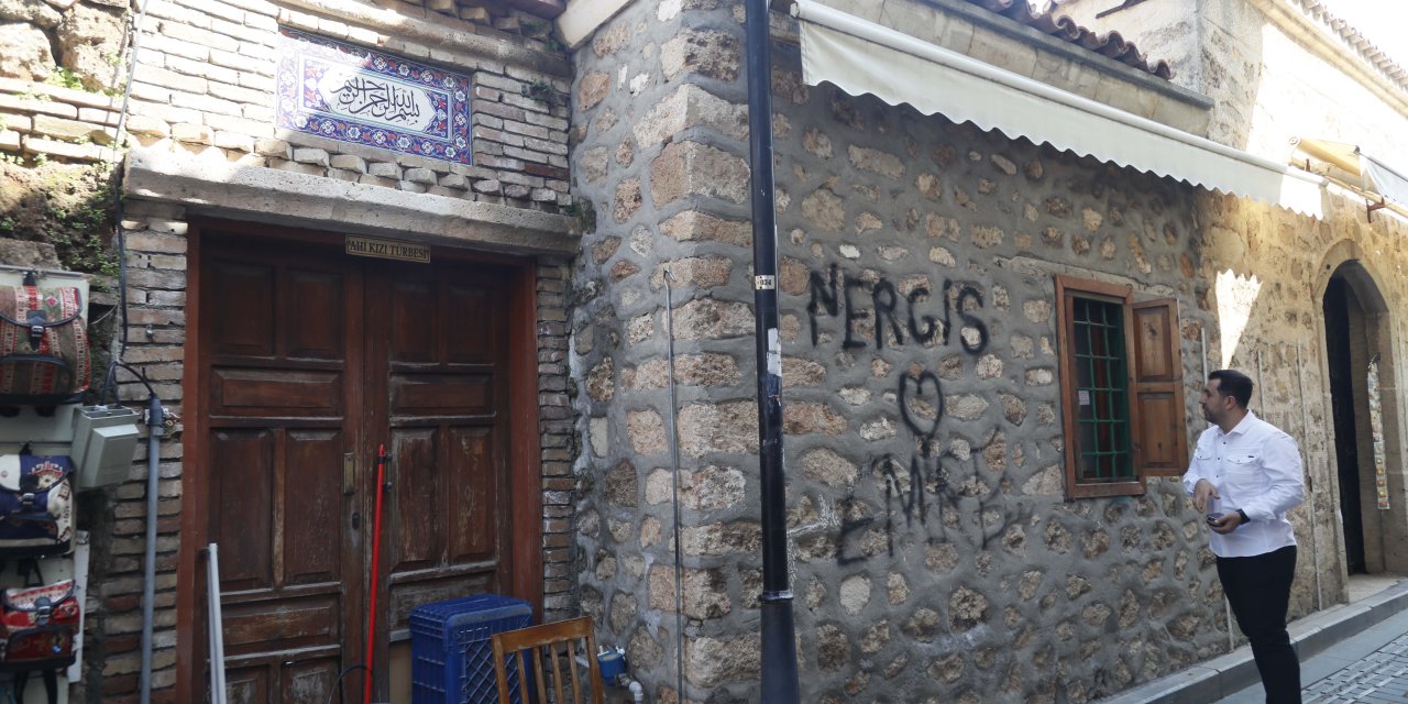 Kaderine Terk Edilen Türbe İçin Validen 'Restorasyon' Talimatı