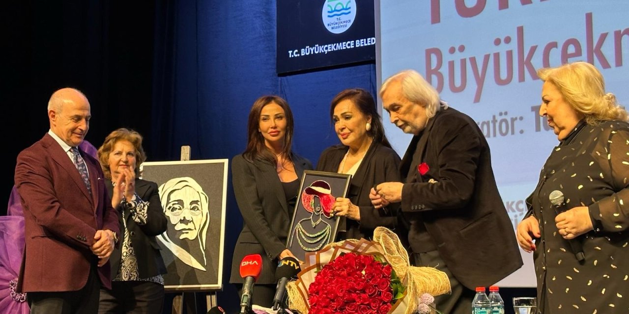 Kadınlar Günü'nde Türkan Şoray'ı Duygulandıran Sürpriz