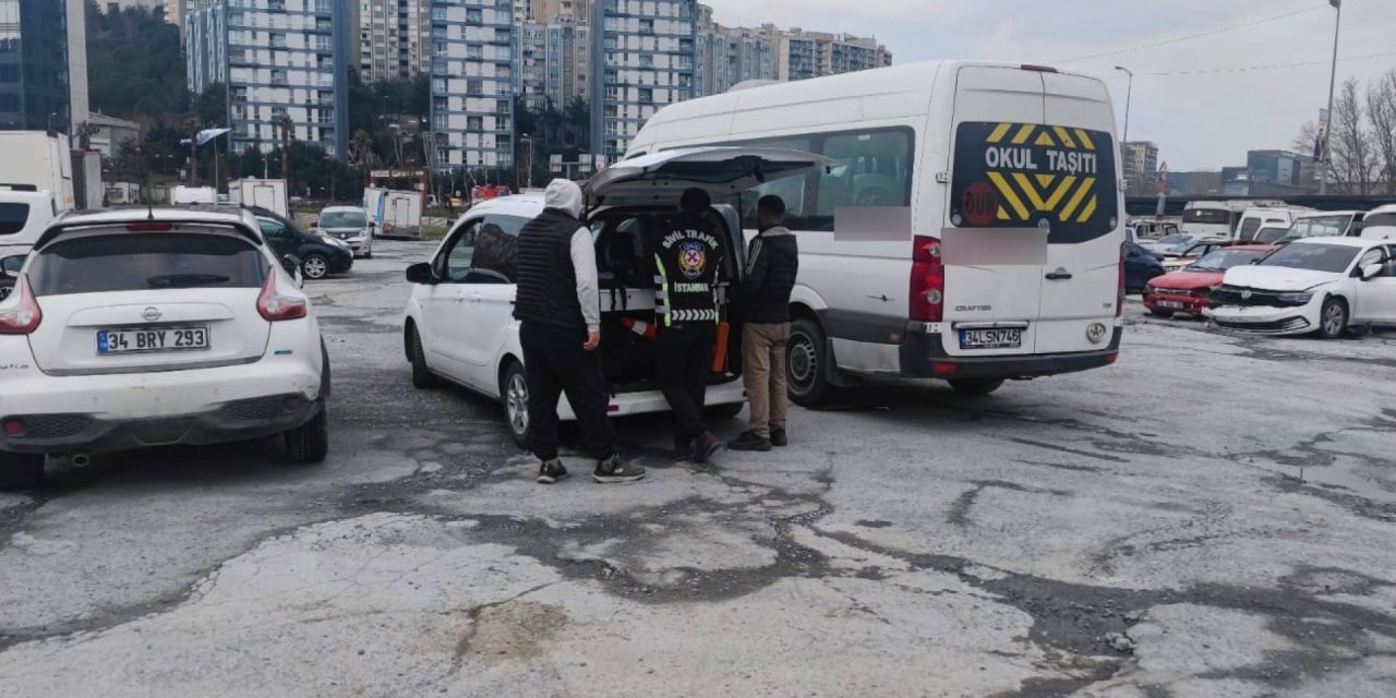 İstanbul - Trafikte Tartıştığı Öğrenci Servisini Takip Etti; Her İki Sürücüye De Ceza Kesildi
