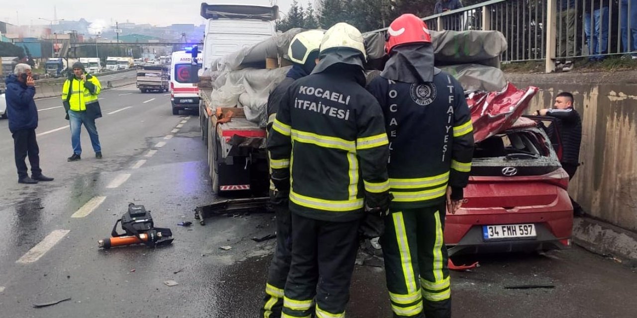 Emniyet Şeridinde Duran Tır'a Çarpıp Yanan Otomobilin Sürücüsü Öldü