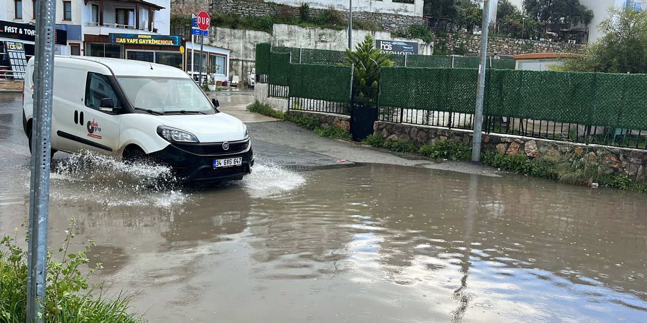 Bodrum'da Dolu Ve Sağanak; Cadde Ve Sokaklar Göle Döndü