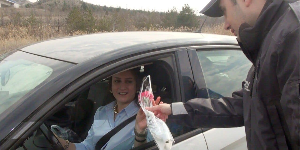 Kırıkkale'de Trafik Polisleri, Kadın Sürücülerin 'dünya Kadınlar Günü'nü Kutladı