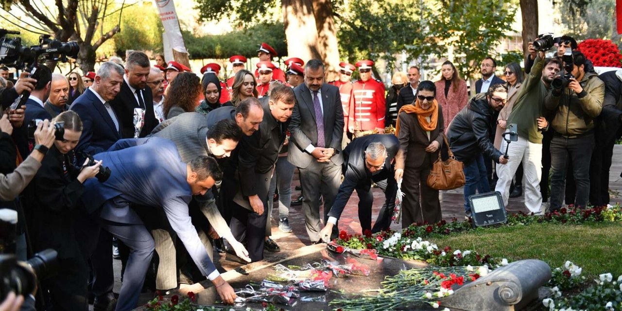 İzmir Büyükşehir Belediye Başkan Adayı  Tugay'dan Zübeyde Hanım'ın Mezarı Başında 8 Mart Mesajı