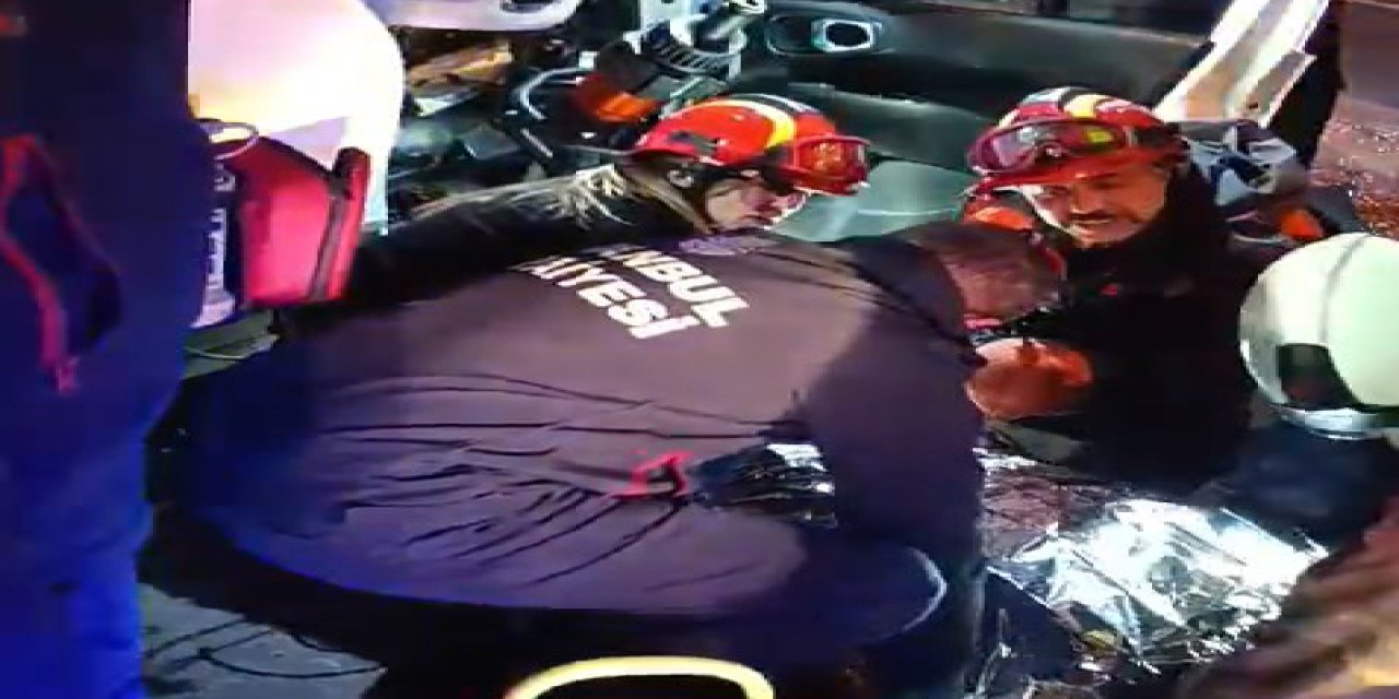 İstanbul - D-100 Karayolu Avcılar Mevkiinde Otomobil Bariyerlere Çarptı