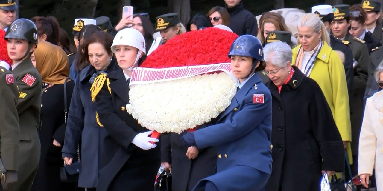 Bakan Güler'in Eşi Demet Güler, Kadınlarla Anıtkabir'i Ziyaret Etti
