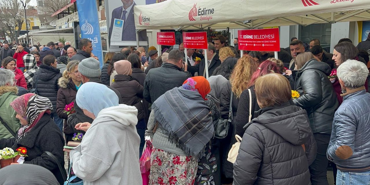 Edirne'de Kadınlar Günü'nde Dağıtılan 10 Bin Çiçek Yarım Saatte Tükendi