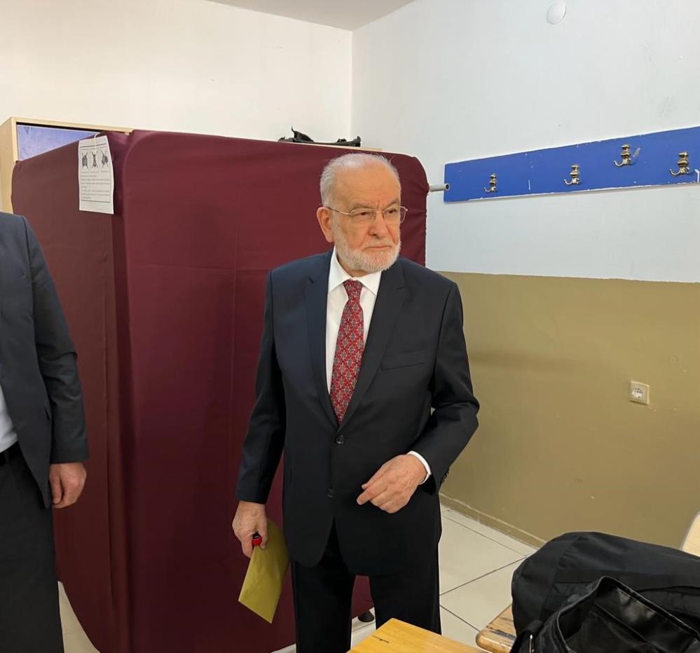 Saadet Partisi Genel Başkanı Karamollaoğlu oyunu kullandı