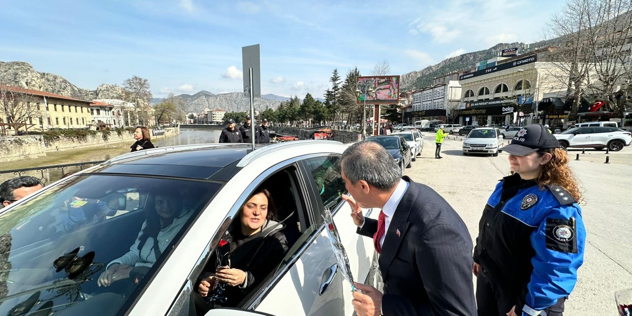 Kadın Sürücülere Karanfilli Karşılama