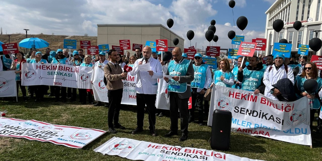 Hekimlerden 'Siyah Balonlu' Basın Açıklaması