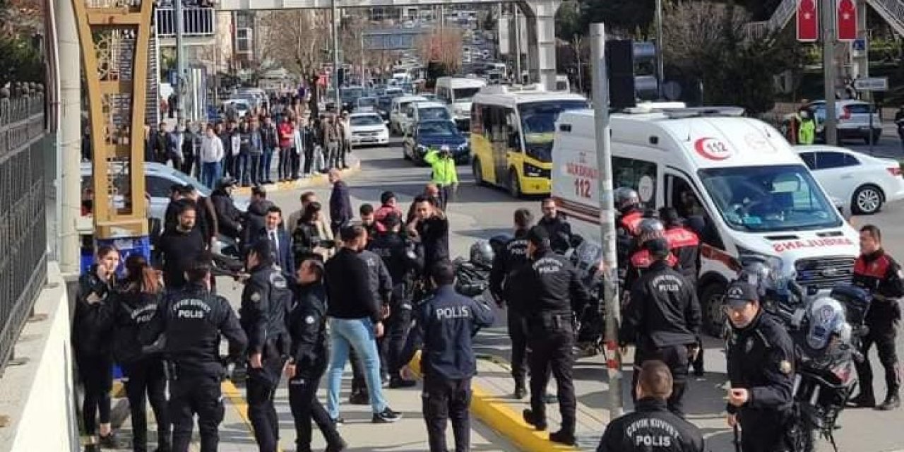 Duruşma Sonrası Adliye Önünde Silahlı Ve Bıçaklı Kavga: 1’i Polis 9 Yaralı
