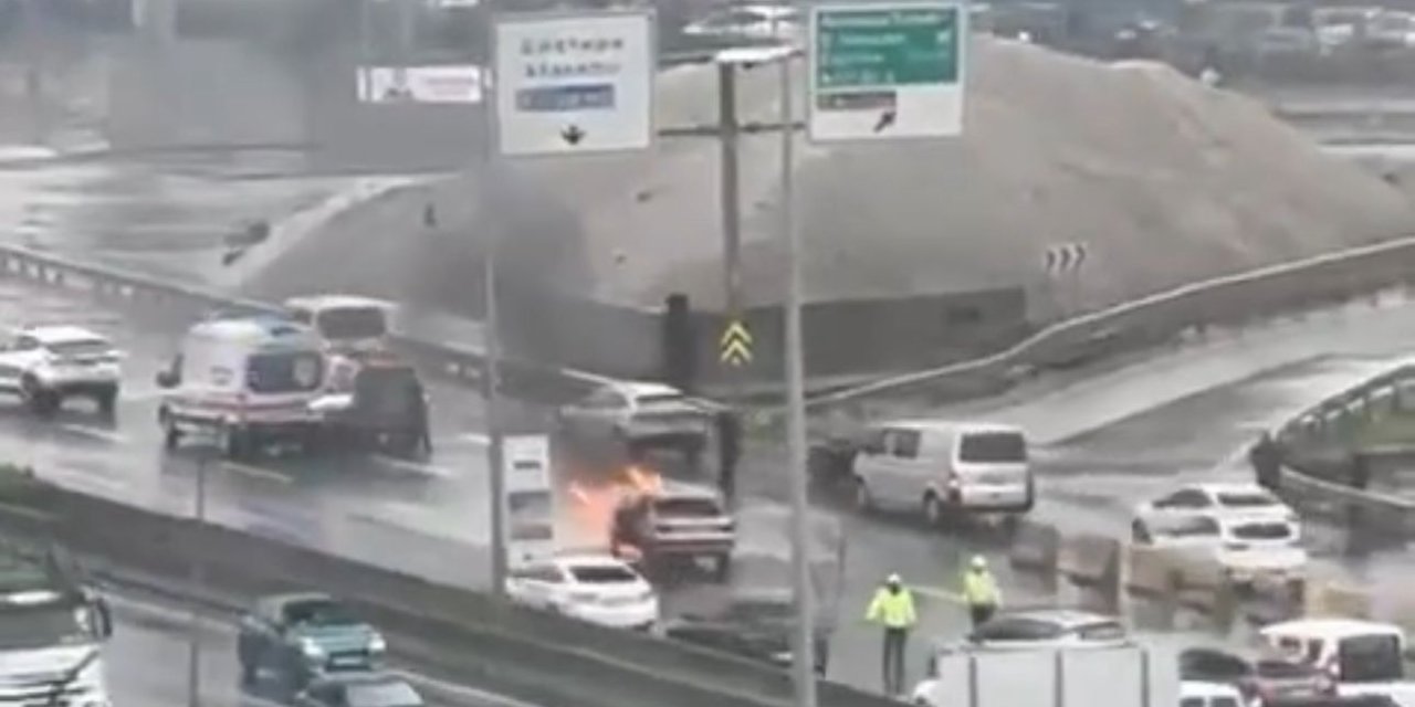 İstanbul - Kadıköy D-100'de Otomobil Alev Alev Yandı