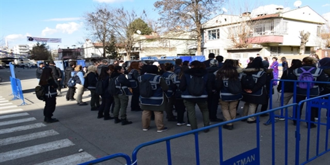 Dem Parti'nin Kadınlar Günü Kutlamasında Terör Örgütünü Simgeleyen Bez Parçası Açan 3 Kişiye Gözaltı