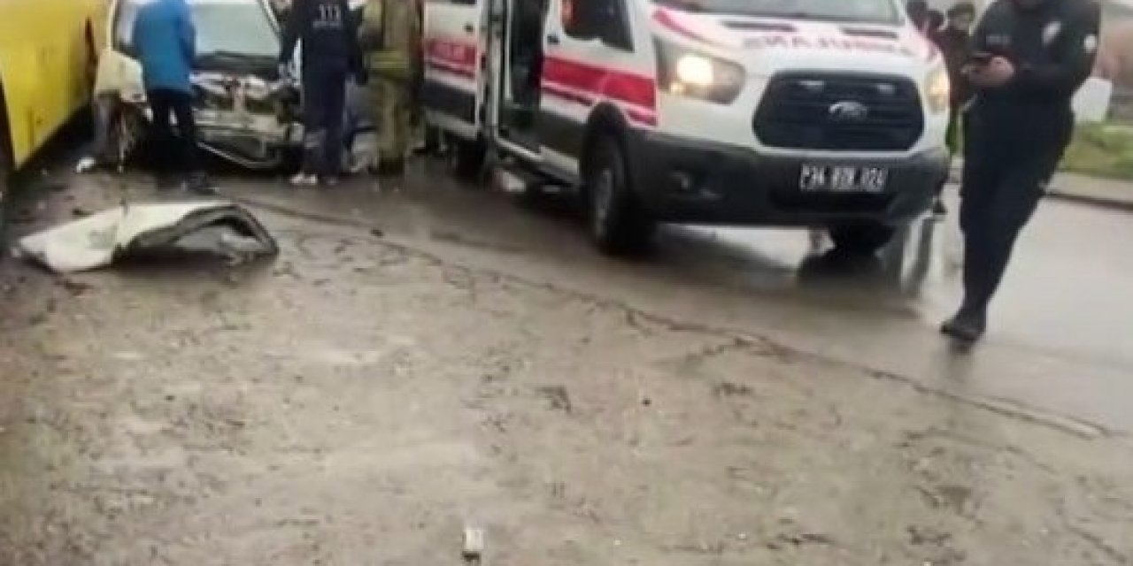 Sultanbeyli'de İett Otobüsü İle Otomobil Çarpıştı: 6 Yaralı