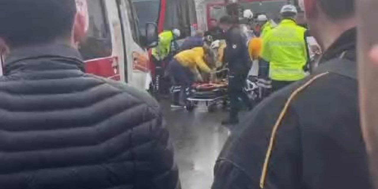 İstanbul-fatih'te, Tramvaya Çarpan Motosikletli Ağır Yaralandı