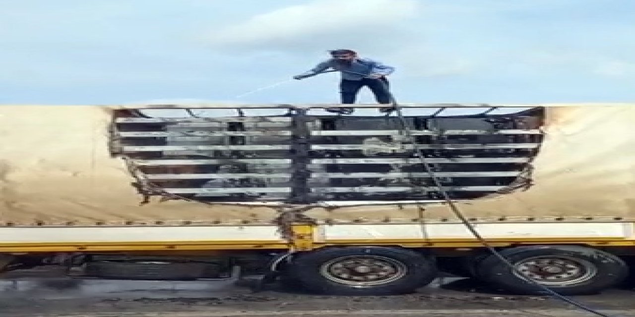 Kullandığı Tır'da Çıkan Yangını Hortumla Su Sıkarak Söndürdü