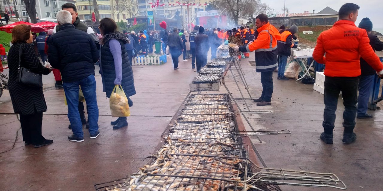 Metrelerce Mangal Kurulup Pişirilen 3,5 Ton Hamsi Dağıtıldı