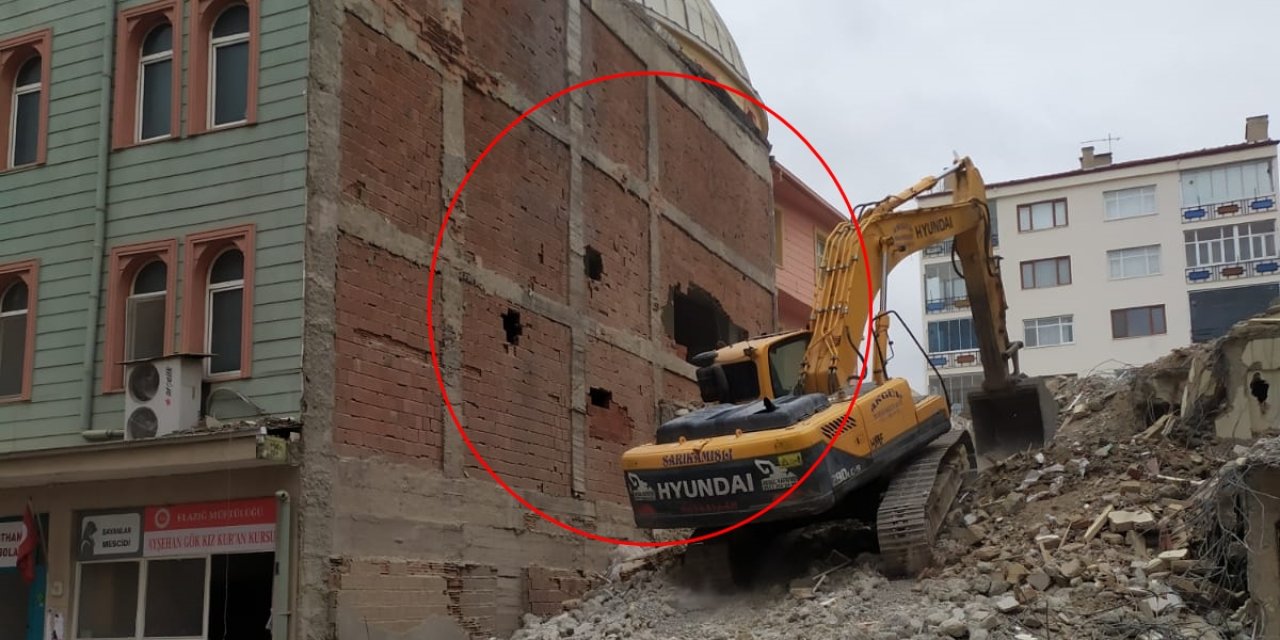 Yıkım Sırasında Çöken Ağır Hasarlı Bina, Camiye Zarar Verdi