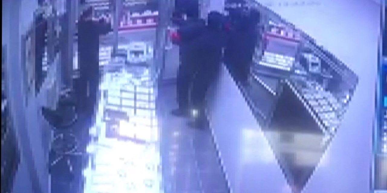 Küçükçekmece’de Silahlı Kuyumcu Soygunu Kamerada