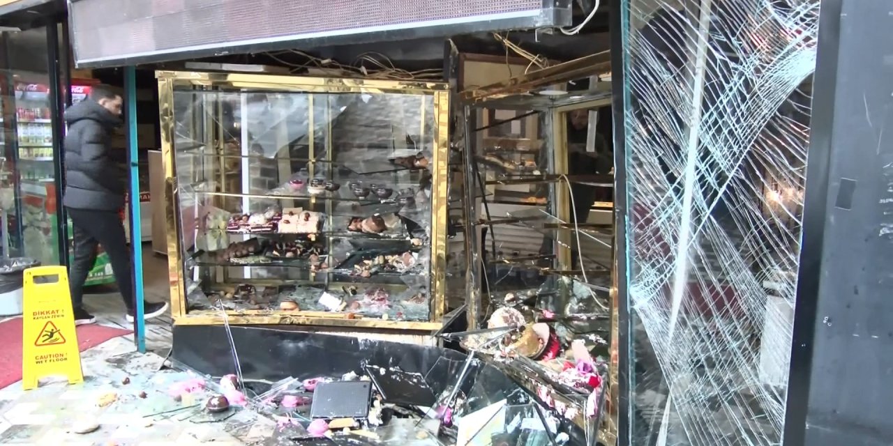 Büyükçekmece'de Otomobil Fırına Daldı: 1 Yaralı