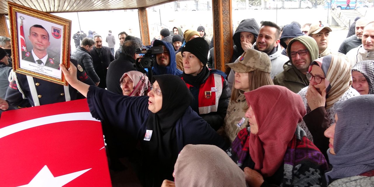 Kazada Hayatını Kaybeden Pilot Oğlunu, Son Yolculuğuna Ağıtlarla Uğurladı