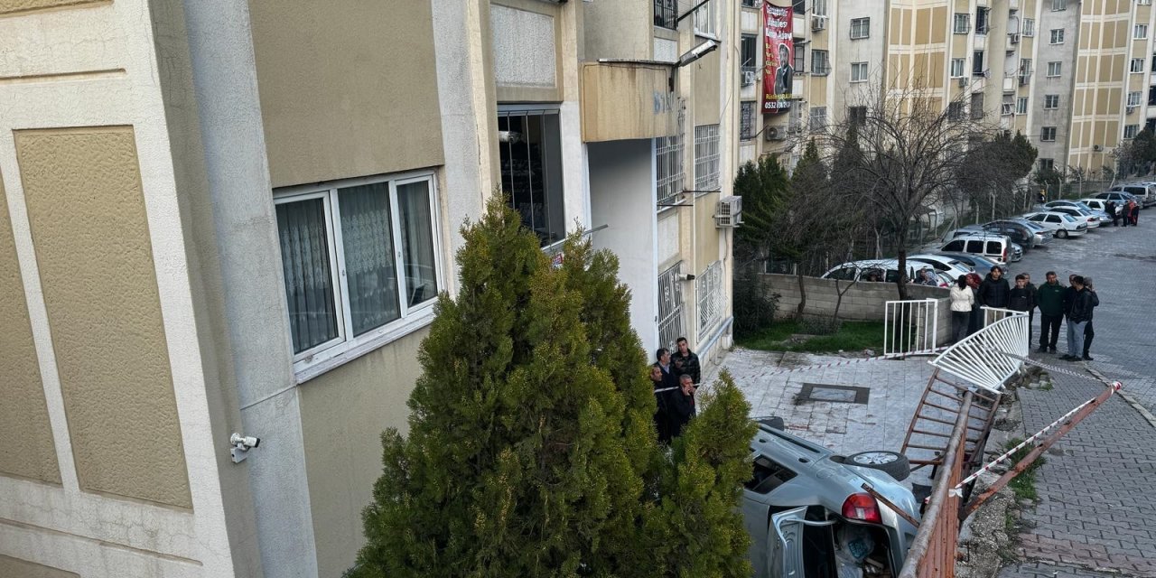 Çarptığı Çocuğun Ağır Yaralanmasına Neden Olan Otomobil, Apartmanın Bahçesine Düştü