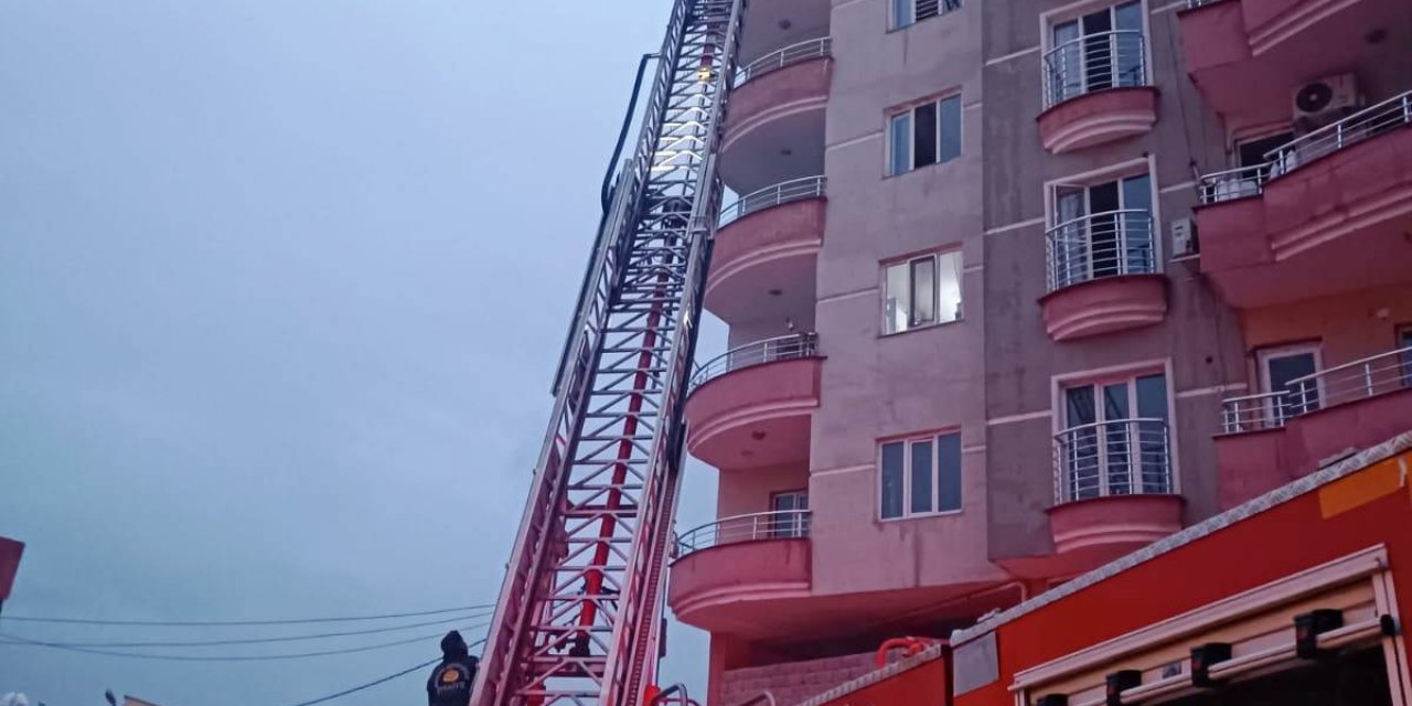 Mardin'de Binanın Havalandırma Boşluğunda Yangın; 2 Kişi Dumandan Etkilendi