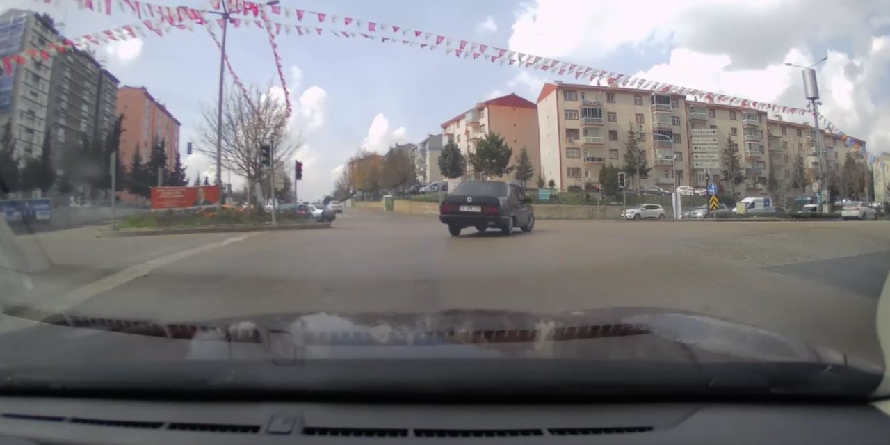 Işıklarda 'Drift' Yapan Otomobilin Sürücüsü, Diğer Sürücülere Zor Anlar Yaşattı; O Anlar Kamerada