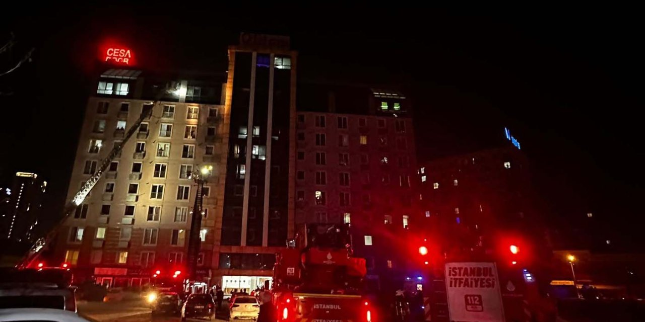 İstanbul- Esenyurt'ta 11 Katlı Rezidansta Yangın; Mahsur Kalan 40 Kişiyi İtfaiye Tahliye Etti