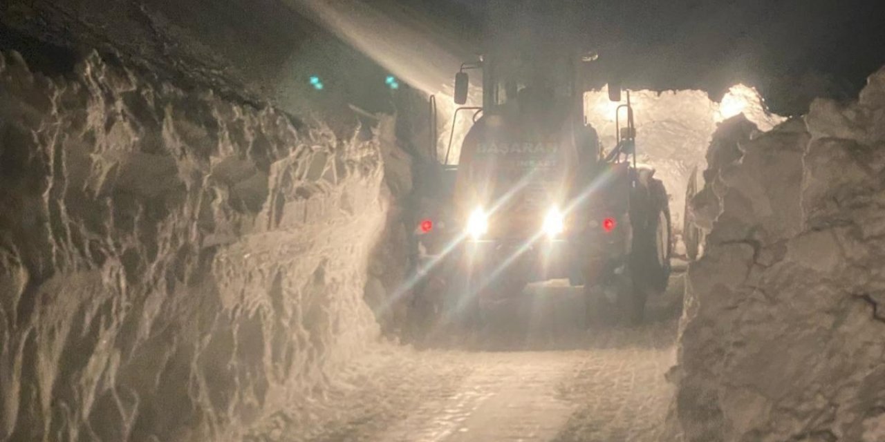 Van'da Çığdan Kapanan Yol, Yeniden Ulaşıma Açıldı