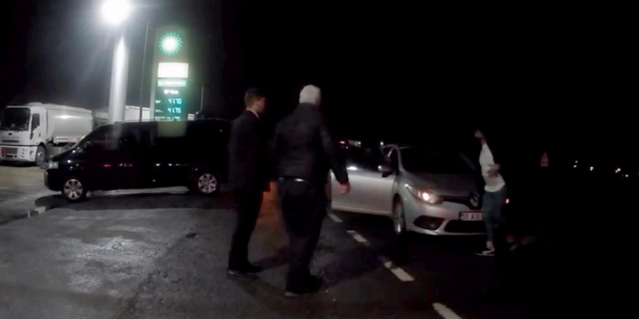 Otomobil İle Yaralının Üzerinden Geçip; Yardım Edene De Çarptı; O Anlar Kamerada