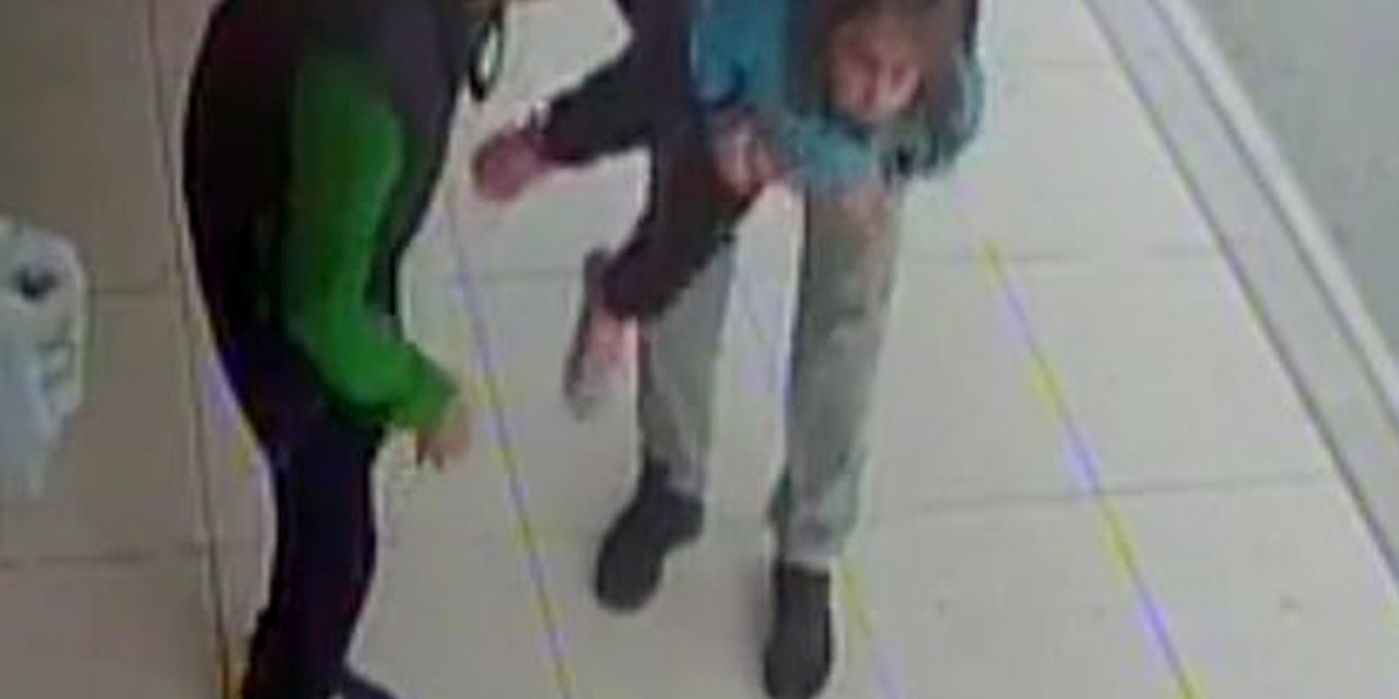 Nefes Borusuna Yemek Kaçan Öğrencisini 'Heimlich' Manevrasıyla Kurtardı