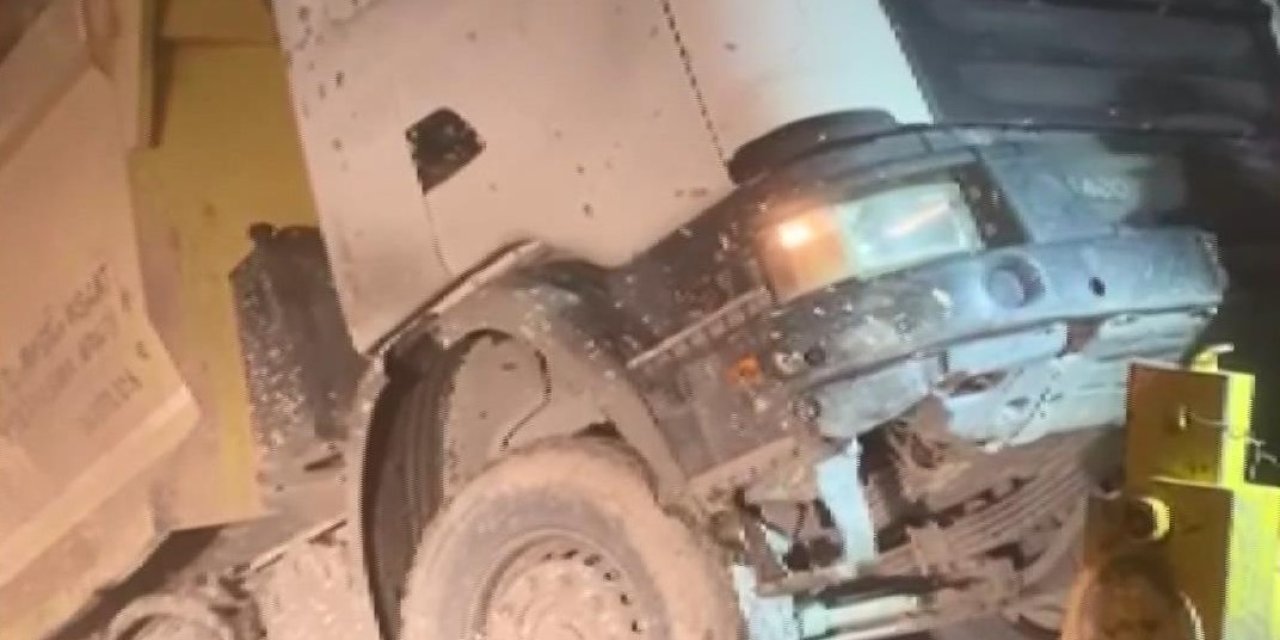 İstanbul - Sultangazi'de Hafriyat Kamyonu Uçurumdan Yuvarlandı; Şoför Son Anda Kurtuldu