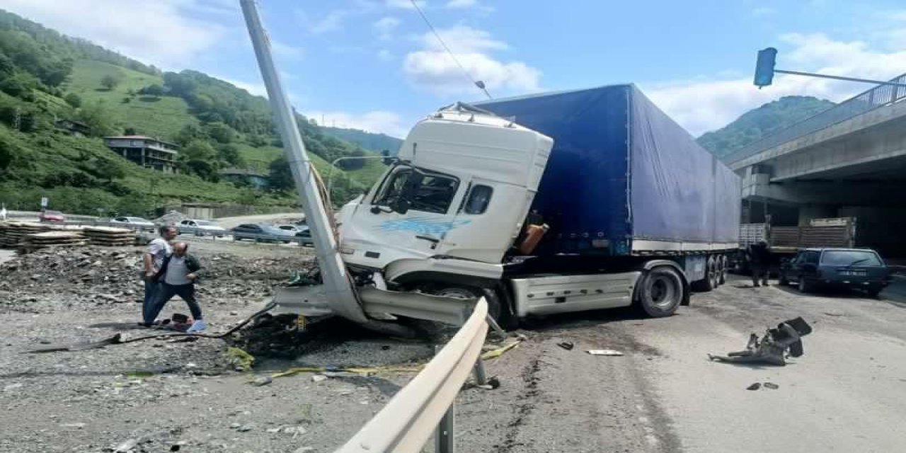 Artvin'de 3 aracın karıştığı kazada sürücüler yaralandı