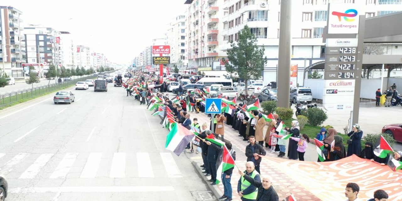 Batman'da Gazze'ye Destek İçin 3 Kilometrelik İnsan Zinciri Oluşturuldu
