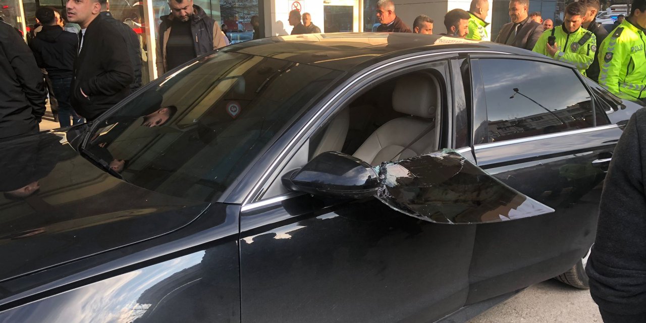 Hastane Önündeki Otomobilde Baygın Haldeki Kadın, Aracın Camı Kırılarak Tedaviye Alındı