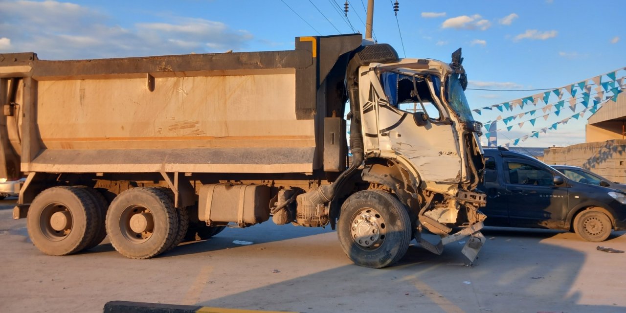Diyarbakır'da Kamyon, Park Halindeki 4 Araca Çarptı: 3 Yaralı