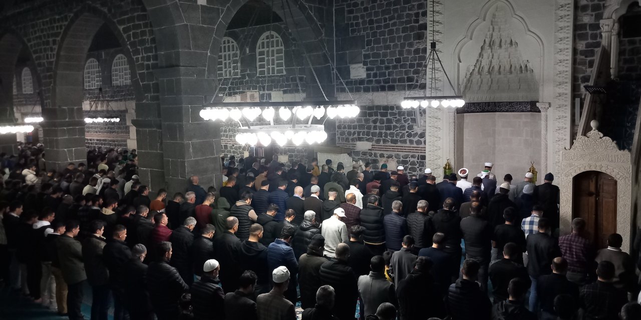 Diyarbakır’da İlk Teravihte Camiler Doldu