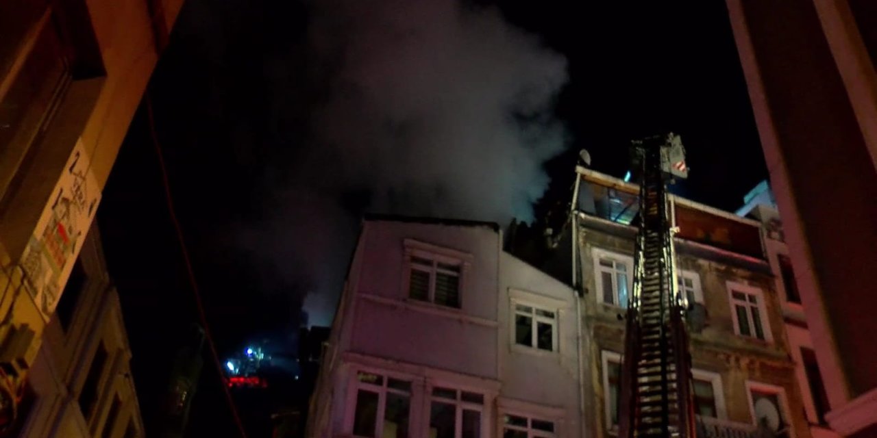 İstanbul-beyoğlu'nda Çatı Yangını