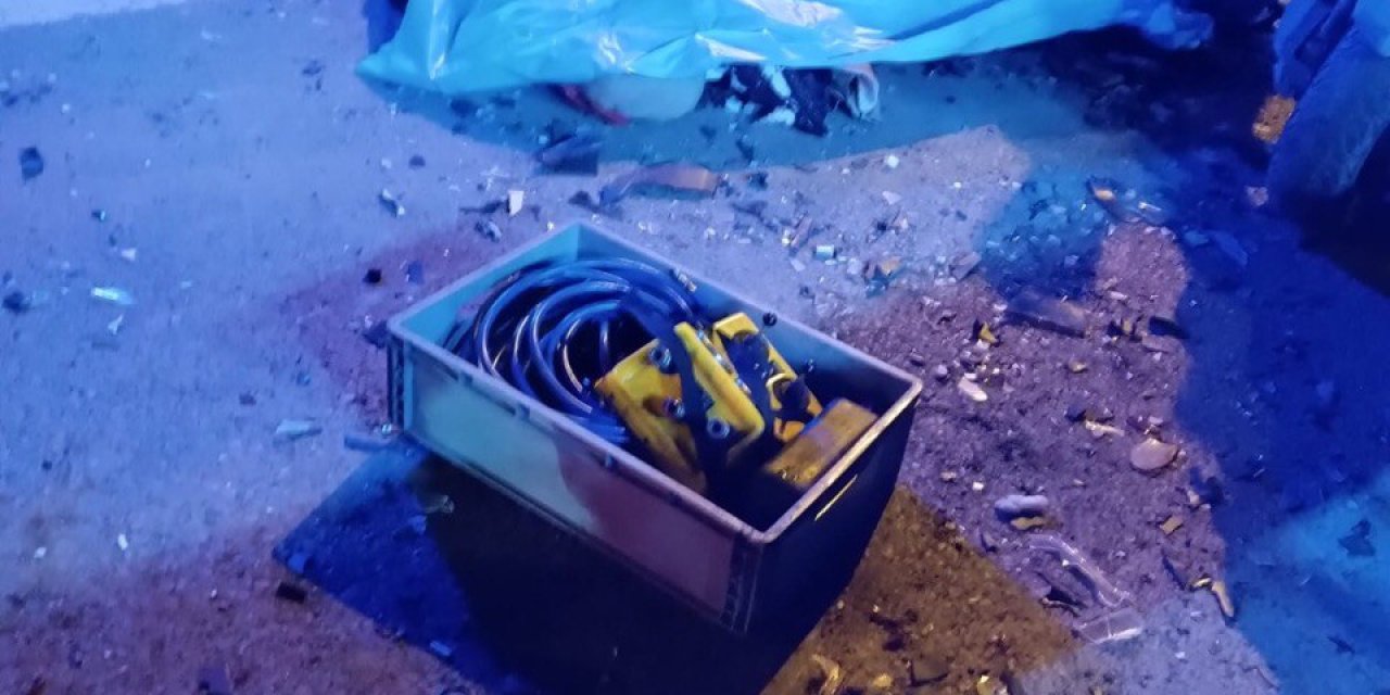 Pendik'te Park Halindeki Kamyonete Çarpan Motosikletli Hayatını Kaybetti