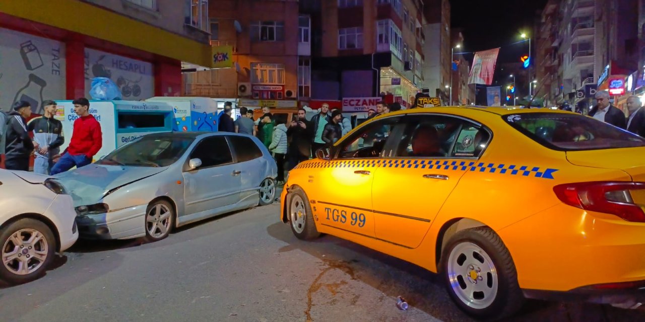 İstanbul-esenler'de Taksi Park Halindeki Otomobile Çarptı: 1 Yaralı