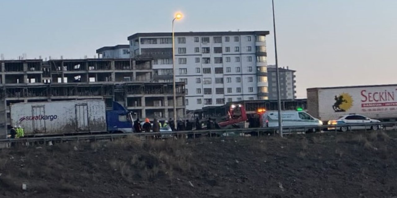 Kamyon ile otomobil çarpıştı; baba ve kızı öldü, 1 yaralı