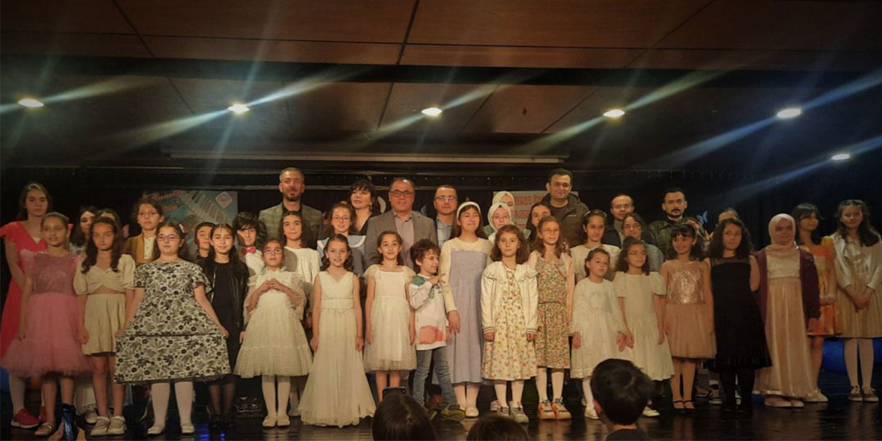 Rize’de Halk Eğitimi Merkezinden Anneler Gününe Özel Piyano Dinletisi